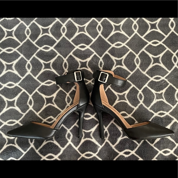 Black Pointed Toe Heels - Picture 2 of 5